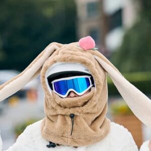 Beiger Plüsch-Hasen-Helmüberzug mit Pfirsich über Helm und Skibrille