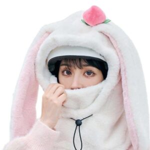 Weisser Plüsch-Hasen-Helmüberzug mit rosa Ohren und Pfirsich über einem Helm