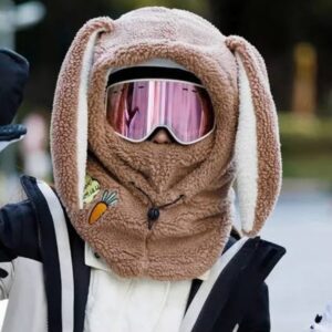 Brauner Teddy-Hasen-Helmüberzug mit Karotten-Patch über einem Skihelm mit Skibrille