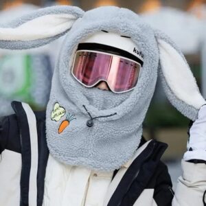 Grauer Teddy-Hasen-Helmüberzug mit Karotten-Patch über einem Skihelm mit Skibrille